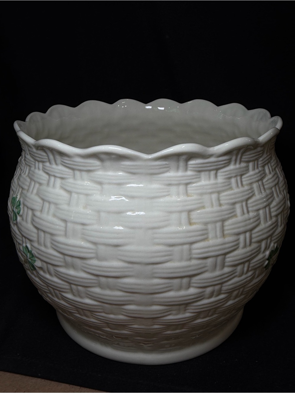 Belleek Shamrock Kylemore Planter Bowl Scalloped Edge Basketweave Design